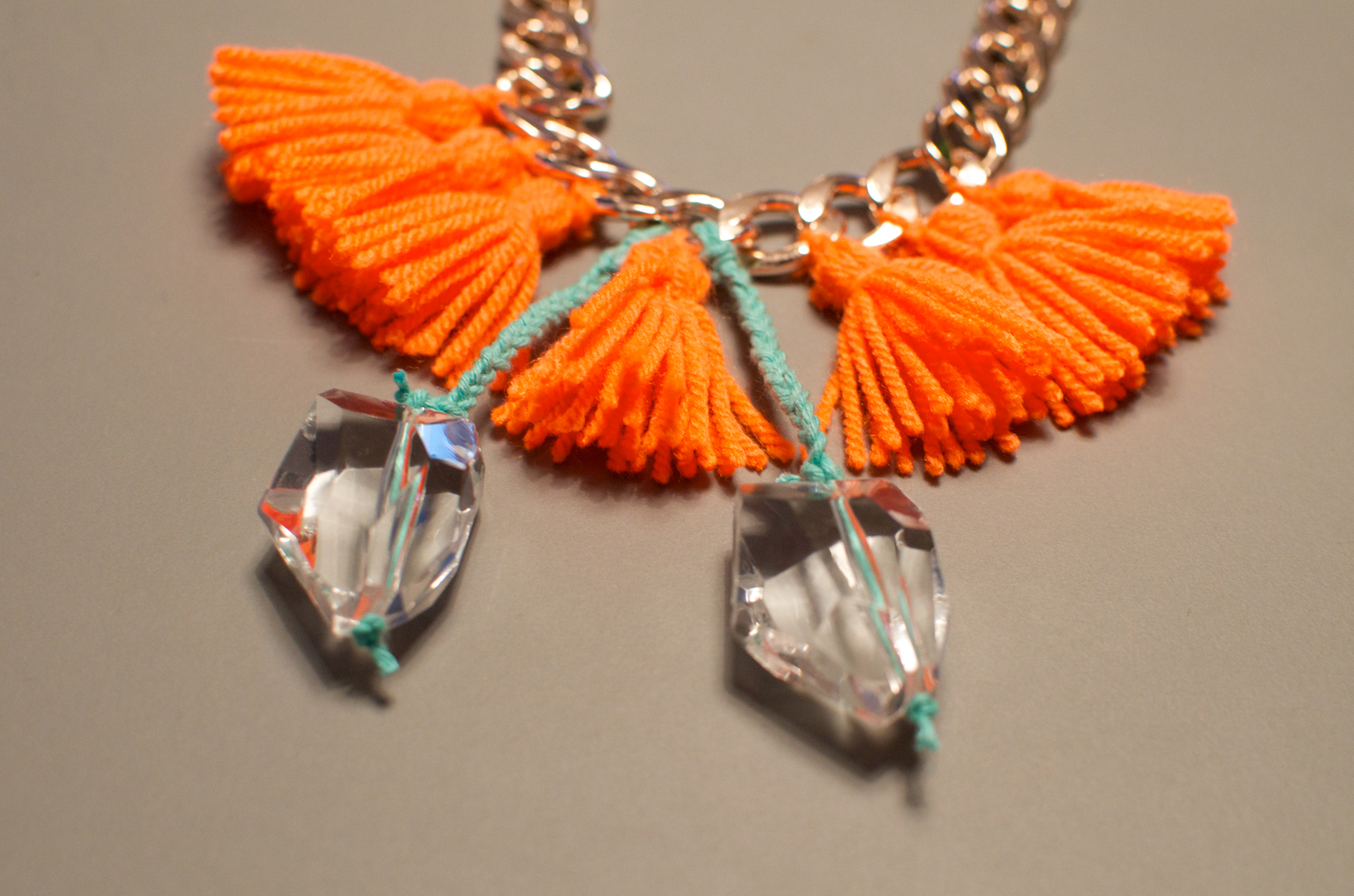 Le collier pompon, DIY #31 – Bienvenue chez Coline