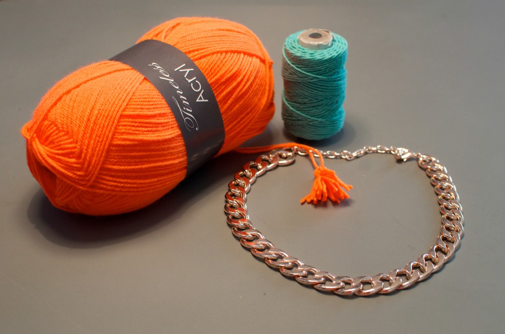 collier pompon